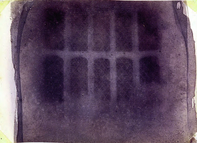 點擊觀看大圖-塔爾博特(William Henry Fox Talbot),《修道院南側房間內部》,紙基負像,1839-1840。 塔爾博特(William Henry Fox Talbot),《修道院南側房間內部》,紙基負像,1839-1840。-圖片
