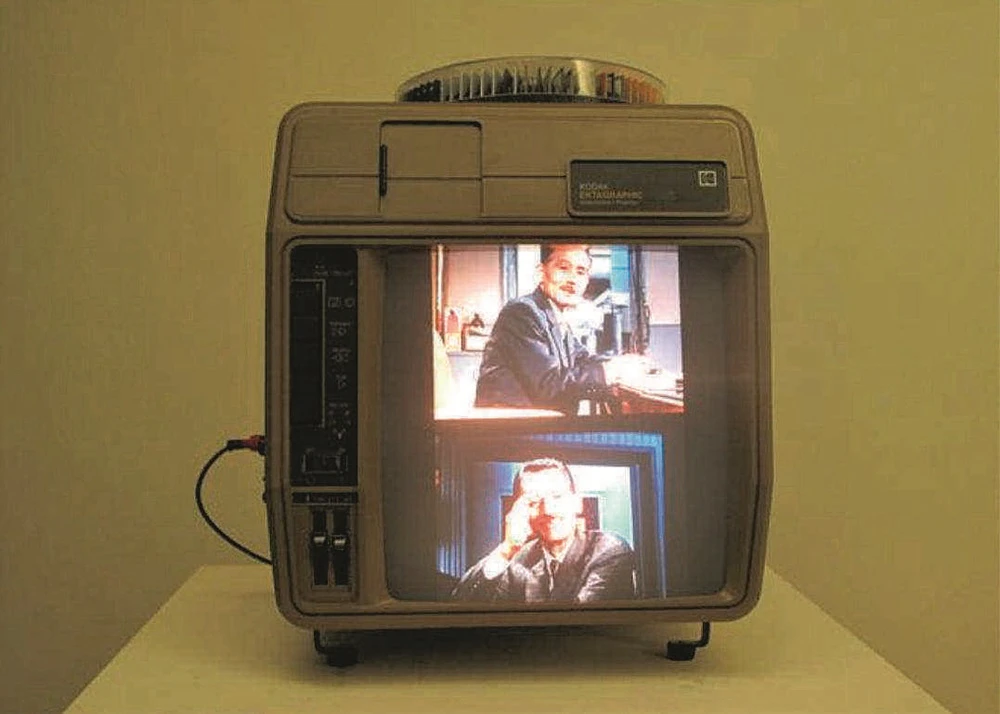 點擊觀看大圖-高重黎,幻燈簡報電影系列之六《秋刀魚的滋味》內投影幻燈機版,2014。 高重黎,幻燈簡報電影系列之六《秋刀魚的滋味》內投影幻燈機版,2014。-圖片