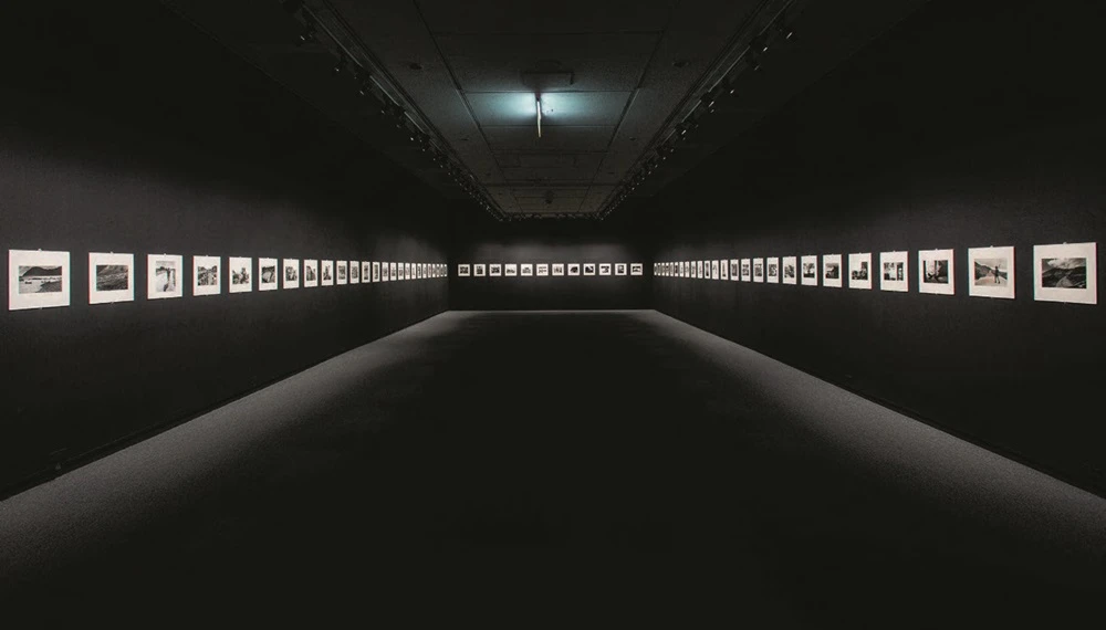 北美館策劃「另一種目線──王信攝影展」大型回顧個展於三樓展覽室，2016-17年。-圖片