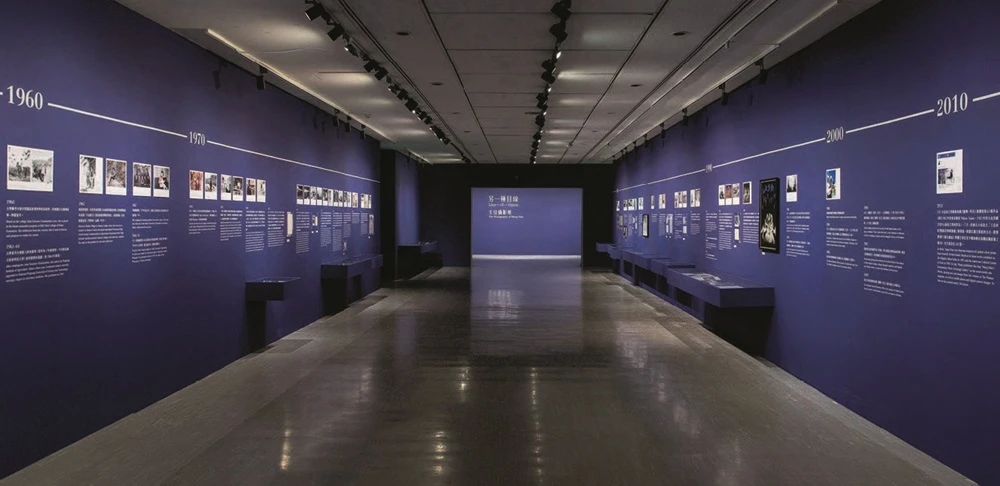 「另一種目線──王信攝影展」文獻區，2016-17年。-圖片