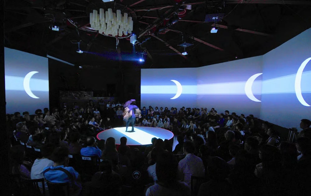 2009年第四屆台北數位藝術節《光怪》（Funky Light）開幕表演，以360度投影科技結合現代舞蹈。©臺北數位藝術基金會-圖片
