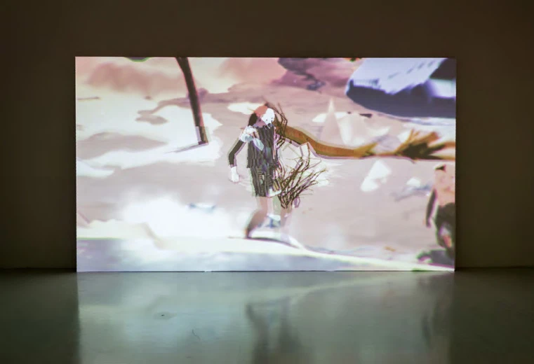 鄭曦然，《跟鈾一樣單調》（Droning Like an Ur），2014，現場模擬、無限長、有聲，2014臺北雙年展展場照。©臺北市立美術館-圖片