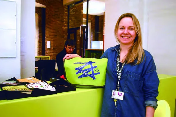 哈麗特．柯爾諾為英國國內資深博物館與教育研究者，背景為藝術史與博物館學，曾服務於倫敦泰德現代美術館（Tate Modern）的藝術教育組，並於2011年加入V&A博物館，策劃過多項藝術教育計畫，「學習背包」亦為她任內負責的重要項目。©戴映萱-圖片