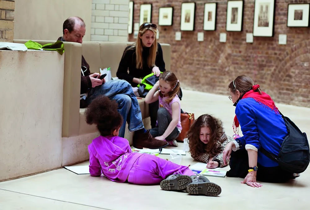 圖為小家庭體驗「探索建築」背包的過程， 此展間為V&A博物館內專注建築藝術與歷史的區域。©Harriet Curnow, V&A-圖片