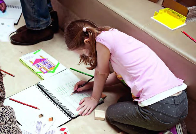 「探索建築」由哈麗特．柯爾諾與國內建築師共同開發而成，旨在激發孩童的創造力，引導他們未來進入創意產業；攝影：Harriet Curnow。©V&A-圖片