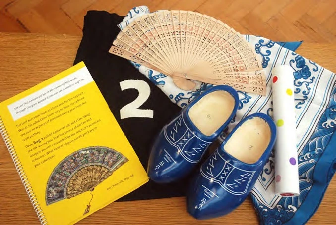 「好奇的瓷器」為V&A博物館於2015年推出的新款背包，特別針對視障孩童所設計，囊括五種感官經驗的互動活動。圖中項目主要針對中國景德鎮瓷器與其對荷蘭瓷器文化的影響， 束口袋內可供參與者從聽、觸、摸等體驗中學習。©戴映萱-圖片