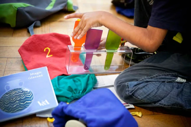 參與「學習背包」活動孩童體驗「魔法玻璃」主題背包，透過各類互動遊戲，探索裝飾玻璃藝術的文化意義；攝影：Harriet Curnow。©V&A-圖片