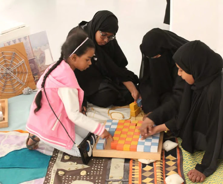 母親與女兒們參與五感學習體驗；攝影：Angela Ruggles。-圖片