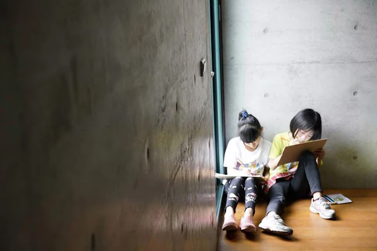 小朋友正認真思考及創作 ©毓繡美術館-圖片