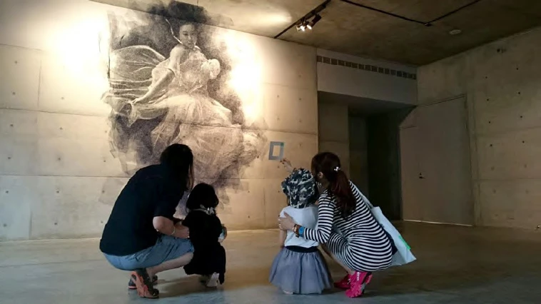 家長帶領小朋友使用學習包中的觀景窗觀看作品 ©毓繡美術館-圖片