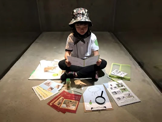 小志工示範如何使用四個展的學習包 ©毓繡美術館-圖片