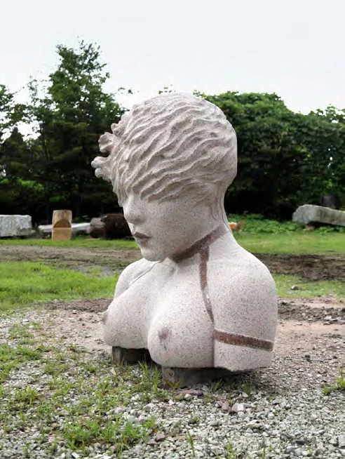 張乃文，《女神》，2016，花崗岩，70×120×160cm，日本枥木縣收藏。©張乃文-圖片