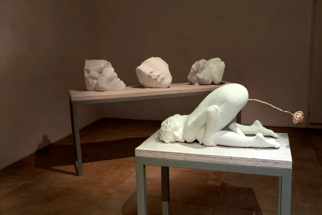 張乃文，《A.I.P》，2014，白大理石，尺寸視佈展而變動。©張乃文-圖片