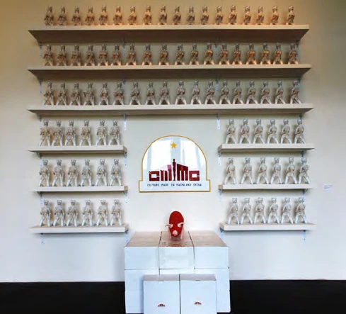 張乃文，《CMIMC》，2012，塑膠、壓克力、紙箱，尺寸視佈展而變動。©張乃文-圖片