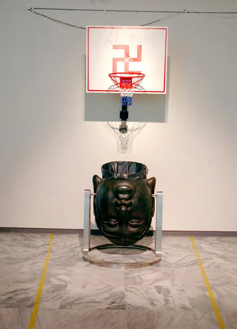 張乃文，《無明》，2007，複合媒材，尺寸變動（佛頭尺寸為90×90×120cm）。©張乃文-圖片