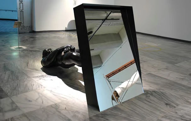 張乃文，《啻》，1998-2007，書、墨石、不鏽鋼鐵、鐵烤漆、鏡子，裝置依場地尺寸變動（墨石雕像尺寸為110×150×250cm）。©張乃文-圖片