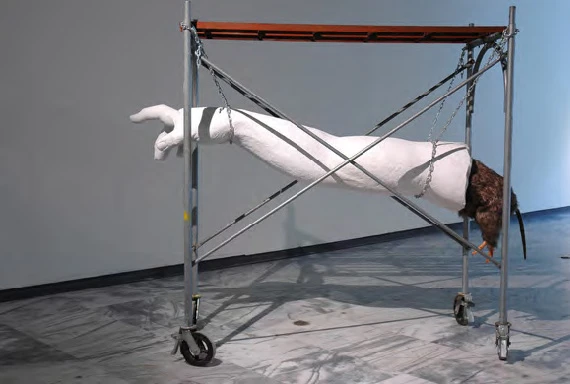 張乃文，《右手》，1998-2007，複合媒材，裝置依場地尺寸變動（大理石雕尺寸為80×240×200cm）。©張乃文-圖片