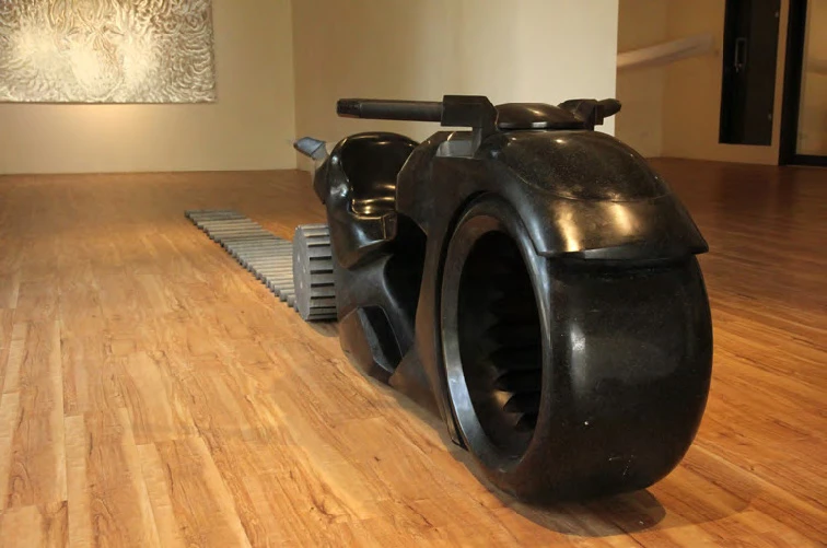 張乃文，《Hot Rock》，2016，花崗岩，80×80×250cm（主體部分尺寸）。©張乃文-圖片