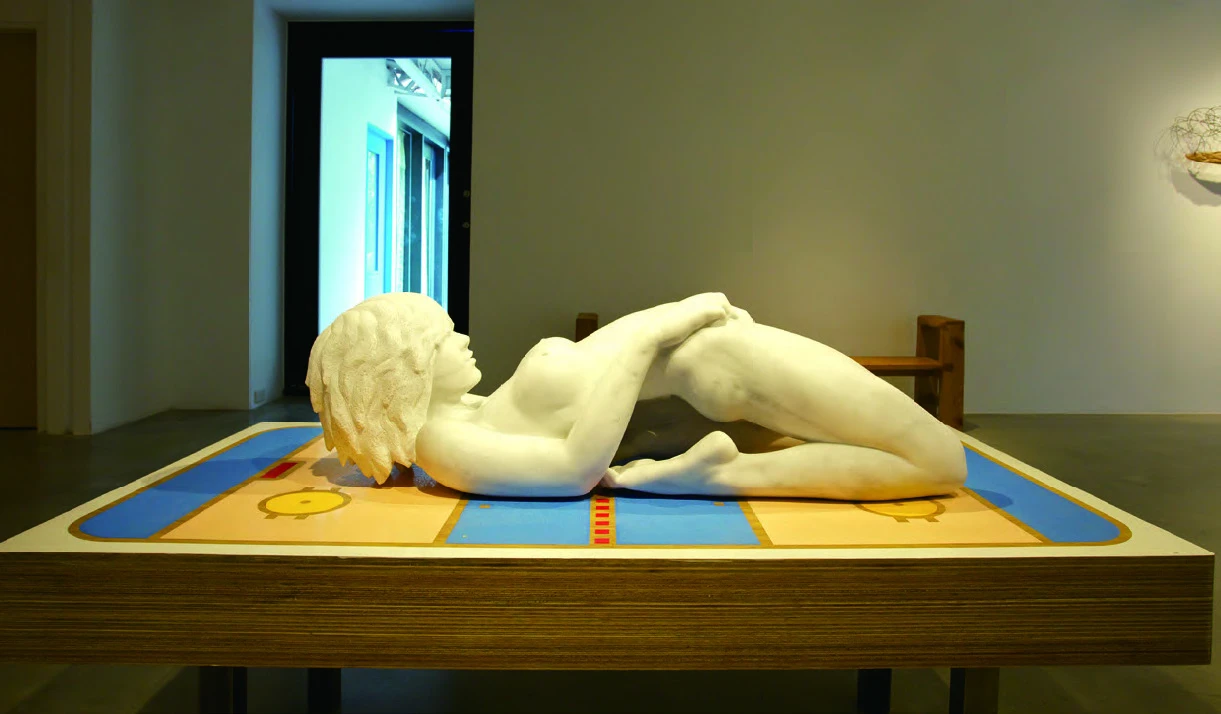 張乃文，《酷兒唄！─後現代（Courbet!—postmodern）》，2011，越南白大理石、台灣大理石，103×60×40cm（150×90×50cm），關渡美術館典藏。©張乃文-圖片