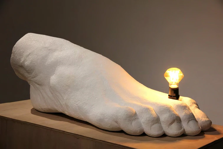 張乃文，《光明岬腳》，2015，希臘白大理、燈泡，78×29×31cm。©張乃文-圖片