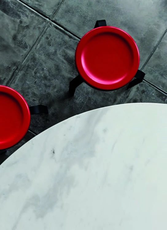 點擊觀看大圖-王大閎建築劇場,2018,黑水泥地板、餐桌、餐椅。©台北市立美術館 王大閎建築劇場,2018,黑水泥地板、餐桌、餐椅。©台北市立美術館-圖片