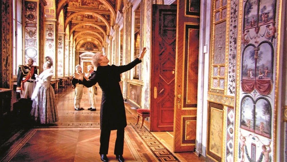 點擊觀看大圖-一位法國外交官的幽靈遊蕩在俄羅斯聖彼得堡的冬宮裡,他說:「你們這一切都是梵蒂岡,是一味地模仿。」這乃電影《俄羅斯方舟(Russian Ark)》(2002)中的情節,俄國導演Alexander Sokurow在電影中探問俄國三百年來「西方化」歷程之意義何在。圖片來源:達志影像。 一位法國外交官的幽靈遊蕩在俄羅斯聖彼得堡的冬宮裡,他說:「你們這一切都是梵蒂岡,是一味地模仿。」這乃電影《俄羅斯方舟(Russian Ark)》(2002)中的情節,俄國導演Alexander Sokurow在電影中探問俄國三百年來「西方化」歷程之意義何在。圖片來源:達志影像。-圖片