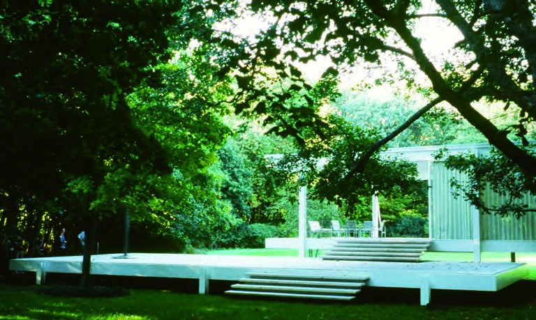 點擊觀看大圖-密斯企圖在建築之中體現人性精神的崇高價值,然而在美國卻不受到理解。圖為其作品Farnsworth House,Plano,Illinois,1945 / 50。圖片來源:汪文琦。 密斯企圖在建築之中體現人性精神的崇高價值,然而在美國卻不受到理解。圖為其作品Farnsworth House,Plano,Illinois,1945 / 50。圖片來源:汪文琦。-圖片