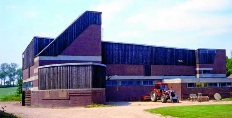 點擊觀看大圖-黑林反對「現代建築/流行建築」的物質主義價值體系,聲稱自己的作品乃「新建造」。圖為其作品Garkau農場,Schleswig-Holstein,1924。圖片來源:汪文琦。 黑林反對「現代建築/流行建築」的物質主義價值體系,聲稱自己的作品乃「新建造」。圖為其作品Garkau農場,Schleswig-Holstein,1924。圖片來源:汪文琦。-圖片