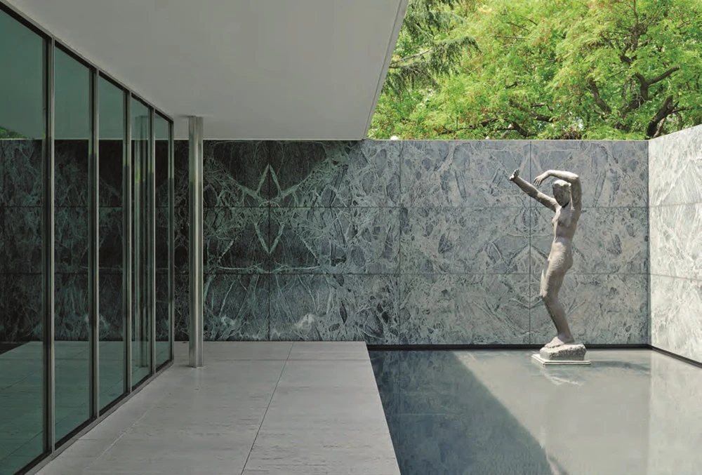 點擊觀看大圖-密斯「德國國家館」的內院與池水,池中安放雕像家Georg Kolbe的作品《Der Morgen》。圖片來源:達志影像。 密斯「德國國家館」的內院與池水,池中安放雕像家Georg Kolbe的作品《Der Morgen》。圖片來源:達志影像。-圖片