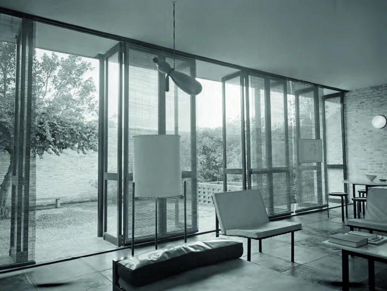 點擊觀看大圖-王大閎的《建國南路自宅》(1953)透過整排修長比例的格扇門作為介面,朝向高牆所圍就的綠色庭院。圖片來源:王大閎建築研究與保存學會。 王大閎的《建國南路自宅》(1953)透過整排修長比例的格扇門作為介面,朝向高牆所圍就的綠色庭院。圖片來源:王大閎建築研究與保存學會。-圖片