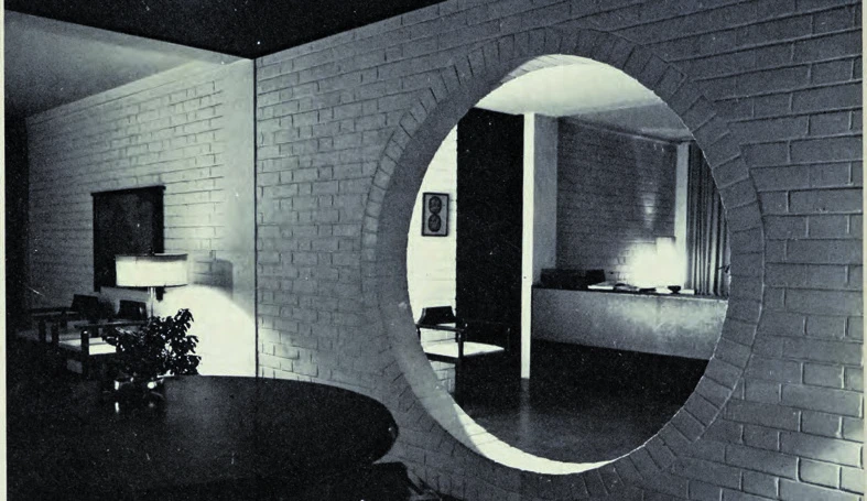 點擊觀看大圖-王大閎《虹廬》(1964)的公寓住宅內,跨過月門、行經「內院」般的穿堂,望向僻靜的書房於一角。圖片來源:《建築師》雜誌1977年第12期。 王大閎《虹廬》(1964)的公寓住宅內,跨過月門、行經「內院」般的穿堂,望向僻靜的書房於一角。圖片來源:《建築師》雜誌1977年第12期。-圖片