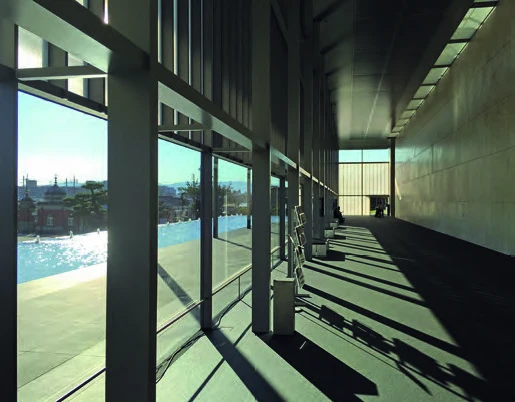 京都國立博物館平成知新館，內部空間的轉折與尺度的放大；圖片來源：謝宗哲。-圖片