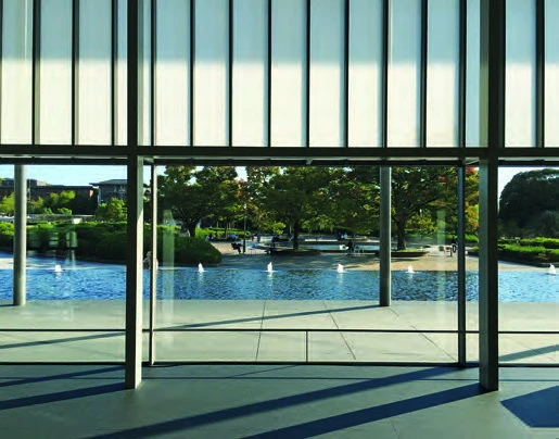 京都國立博物館平成知新館，從入口大廳看館前水池；圖片來源：謝宗哲。-圖片