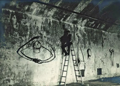 劉時棟於「末世漫遊」展場的壁畫創作，1997，三芝。-圖片