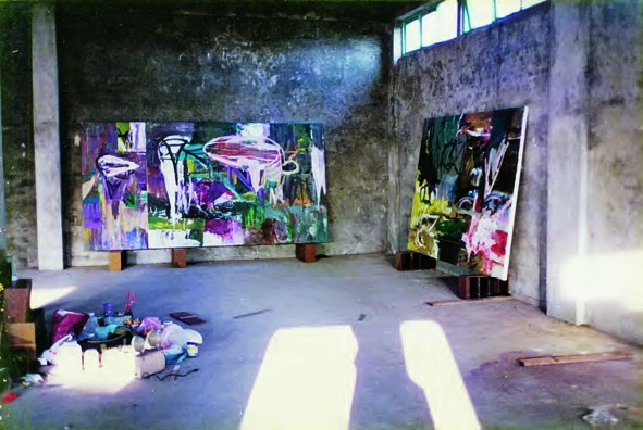 劉時楝於三芝廢棄廠房的創作場景，1997。-圖片