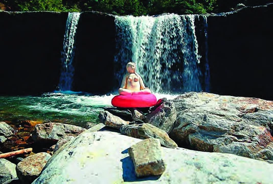 《流─找到源頭，才有搞頭》，1997，「河流－新亞洲藝術．臺北對話」展，台北縣文化中心，「非常母」於淡水河（馬達拉溪段）。-圖片