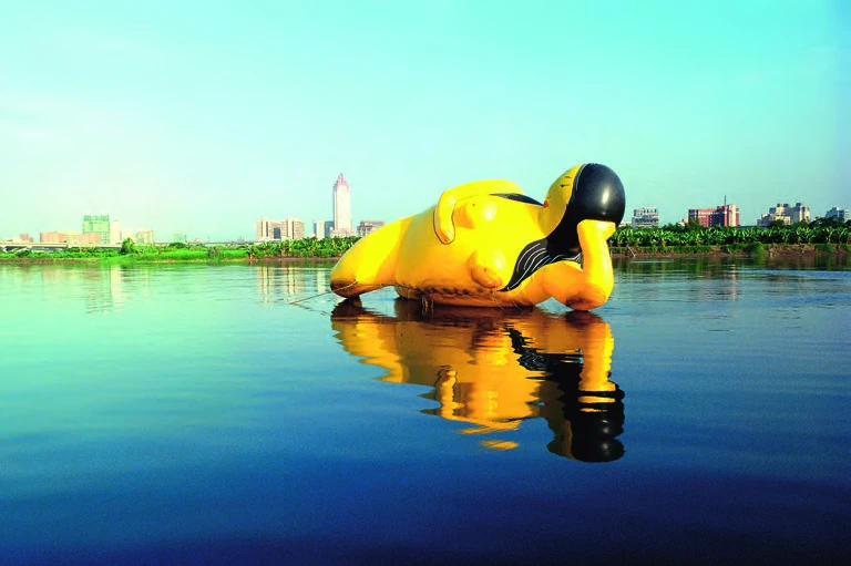 《流─找到源頭，才有搞頭》，1997，「河流－新亞洲藝術．臺北對話」展，台北縣文化中心，「非常母」於淡水河（台北橋段）。-圖片