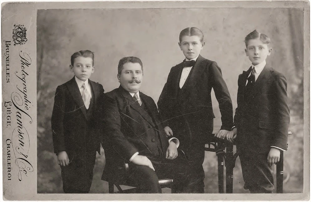 點擊觀看大圖-由左至右:保羅、李奧波、賀內與雷蒙.馬格利特,約1912,私人收藏,Courtesy Brachot Gallery, Brussels。 由左至右:保羅、李奧波、賀內與雷蒙.馬格利特,約1912,私人收藏,Courtesy Brachot Gallery, Brussels。-圖片