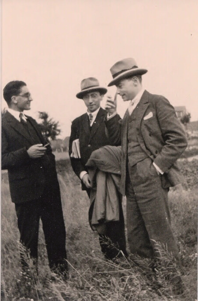 點擊觀看大圖-文友諸君:保羅.努傑、馬賽爾.勒貢與卡密爾.戈曼,1928,私人收藏,Courtesy Brachot Gallery, Brussels。 文友諸君:保羅.努傑、馬賽爾.勒貢與卡密爾.戈曼,1928,私人收藏,Courtesy Brachot Gallery, Brussels。-圖片