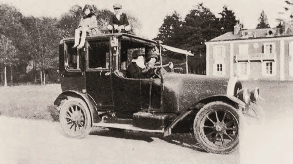 點擊觀看大圖-諸神之怒(La colère des dieux),馬格利特友人於賽納森林,1929,私人收藏,Courtesy Brachot Gallery, Brussels。 諸神之怒(La colère des dieux),馬格利特友人於賽納森林,1929,私人收藏,Courtesy Brachot Gallery, Brussels。-圖片