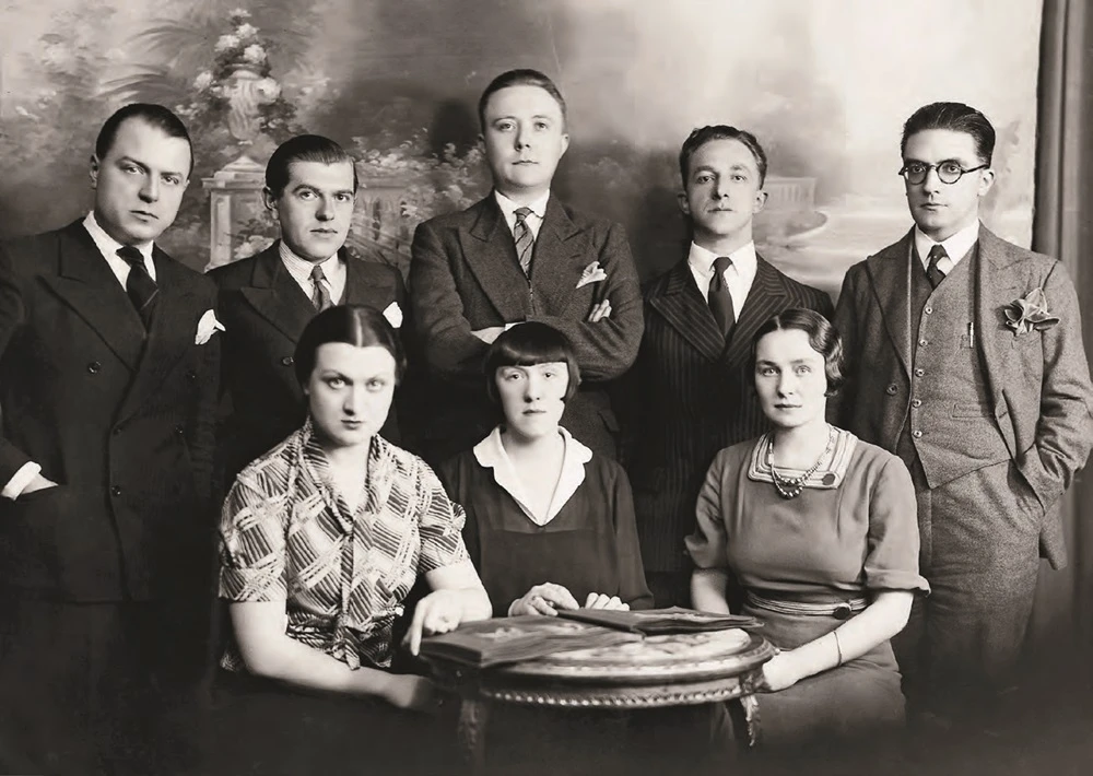 點擊觀看大圖-狩獵者聚會(Le rendez-vous de chasse)。由左至右:梅森、賀內.馬格利特、路易.史古特耐爾、安德烈.蘇席與保羅.努傑。坐者:艾琳.艾末荷、馬特.博瓦桑與喬婕特.馬格利特,喬斯杭特密斯特工作室,1934,Collection Charly Herscovici, Europe。 狩獵者聚會(Le rendez-vous de chasse)。由左至右:梅森、賀內.馬格利特、路易.史古特耐爾、安德烈.蘇席與保羅.努傑。坐者:艾琳.艾末荷、馬特.博瓦桑與喬婕特.馬格利特,喬斯杭特密斯特工作室,1934,Collection Charly Herscovici, Europe。-圖片