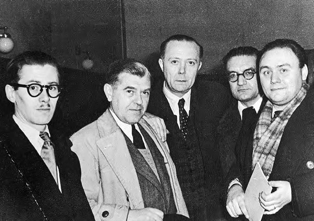 點擊觀看大圖-由左至右:馬賽爾.馬連、賀內.馬格利特、路易.史古特耐爾、保羅.努傑、諾埃爾.阿賀諾,共產主義文藝家代表大會,安特衛普,1947.11,私人收藏,Courtesy Brachot Gallery, Brussels。 由左至右:馬賽爾.馬連、賀內.馬格利特、路易.史古特耐爾、保羅.努傑、諾埃爾.阿賀諾,共產主義文藝家代表大會,安特衛普,1947.11,私人收藏,Courtesy Brachot Gallery, Brussels。-圖片