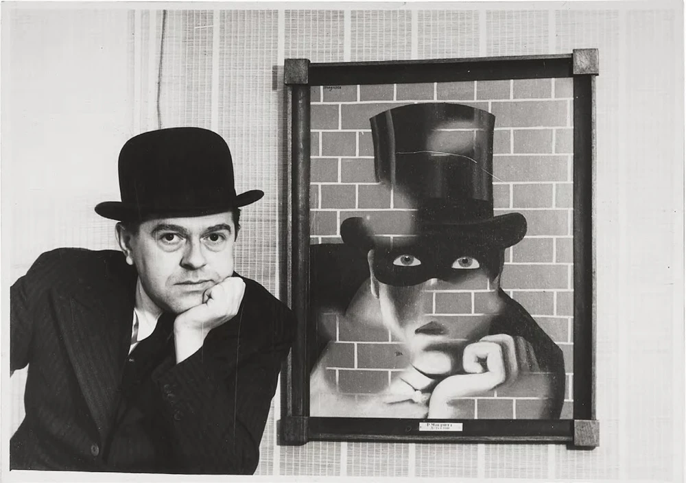 點擊觀看大圖-賀內.馬格利特與《野蠻人》,倫敦畫廊,倫敦,1938,私人收藏,Courtesy Brachot Gallery, Brussels。 賀內.馬格利特與《野蠻人》,倫敦畫廊,倫敦,1938,私人收藏,Courtesy Brachot Gallery, Brussels。-圖片