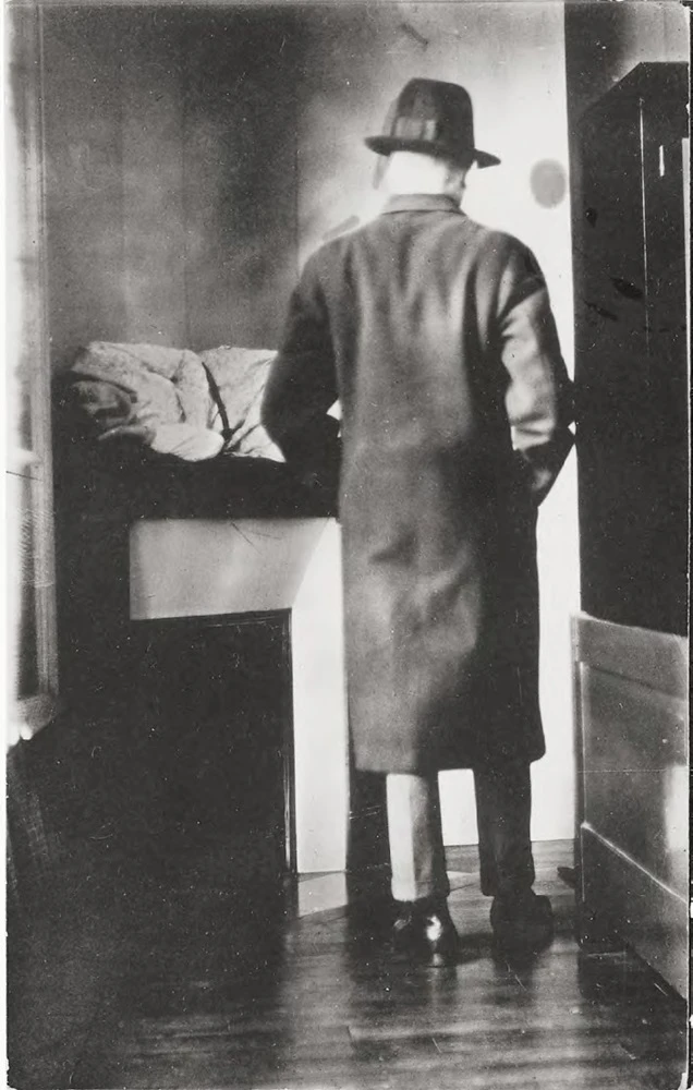 點擊觀看大圖-商克.肯德:正在創作《真理之井》(Le puits de vérité)的賀內.馬格利特,米摩沙路,布魯塞爾,1962,私人收藏,Courtesy Brachot Gallery, Brussels。 商克.肯德:正在創作《真理之井》(Le puits de vérité)的賀內.馬格利特,米摩沙路,布魯塞爾,1962,私人收藏,Courtesy Brachot Gallery, Brussels。-圖片