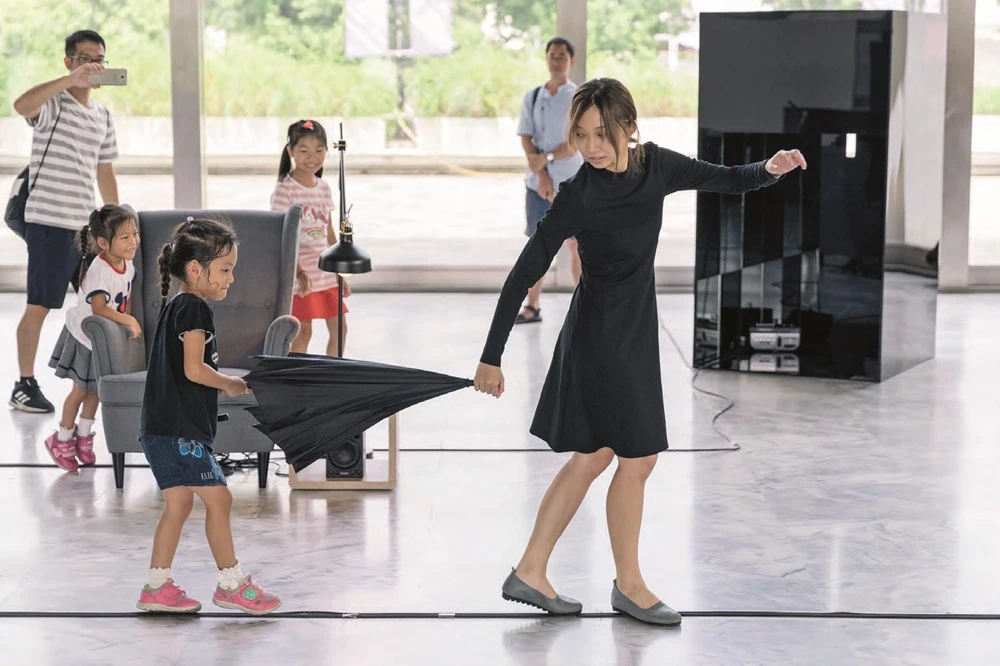 發條鼻子：洪伊俊、陳茂康、陳冠霖、許哲彬、廖音喬、蔡佾玲、黃昶智，《weee》，2018，裝置、複合媒材、尺寸依展場空間而定。©臺北市立美術館-圖片