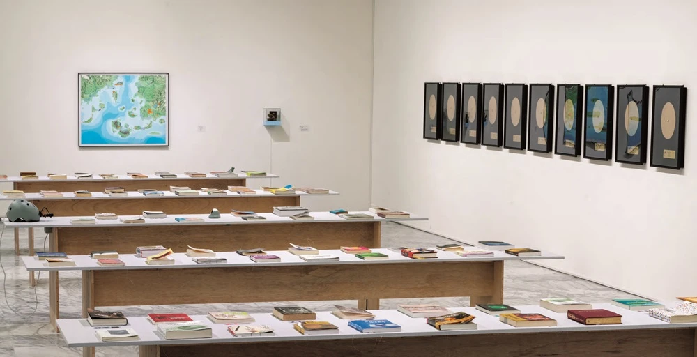 策展團隊之策展研究《105學年臺灣藝術類博碩士論文最受歡迎參考書目》，2018，書本、表格。-圖片