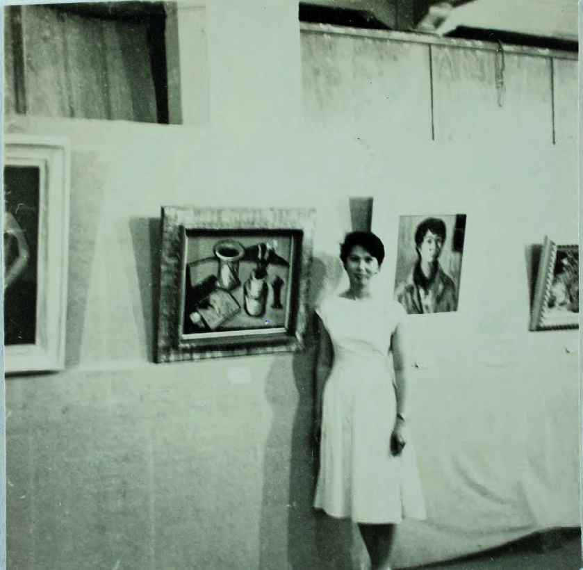 鄭瓊娟參加五月畫會攝於中山堂個人作品前，1957年。-圖片