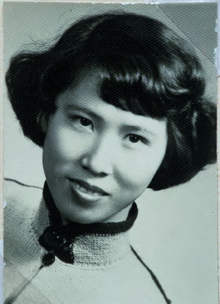 鄭瓊娟第一次燙頭髮後拍攝，也是等待媒人前來說媒的時候，1951年。-圖片