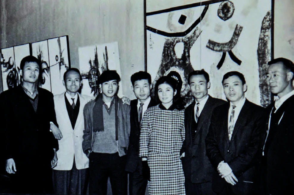 點擊觀看大圖-1962年於第五屆現代版畫展展出黃潤色作品《初啟》、《甦醒》,右為秦松作品。左一起蕭明賢、陳庭詩、李錫奇、朱為白、黃潤色、秦松、霍剛、江漢東。©黃潤色 1962年於第五屆現代版畫展展出黃潤色作品《初啟》、《甦醒》,右為秦松作品。左一起蕭明賢、陳庭詩、李錫奇、朱為白、黃潤色、秦松、霍剛、江漢東。©黃潤色-圖片
