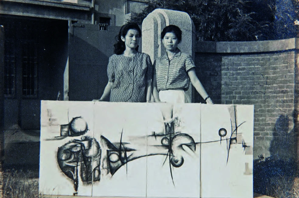 點擊觀看大圖-1962年與好友施雪惠攝於《作品62G》(此作品名為2013年所稱),可能為《初啟》。©黃潤色 1962年與好友施雪惠攝於《作品62G》(此作品名為2013年所稱),可能為《初啟》。©黃潤色-圖片